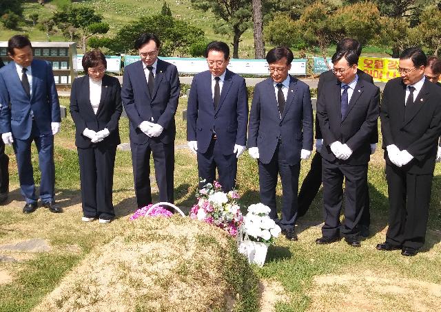 김홍일 국회의원 묘지 참배